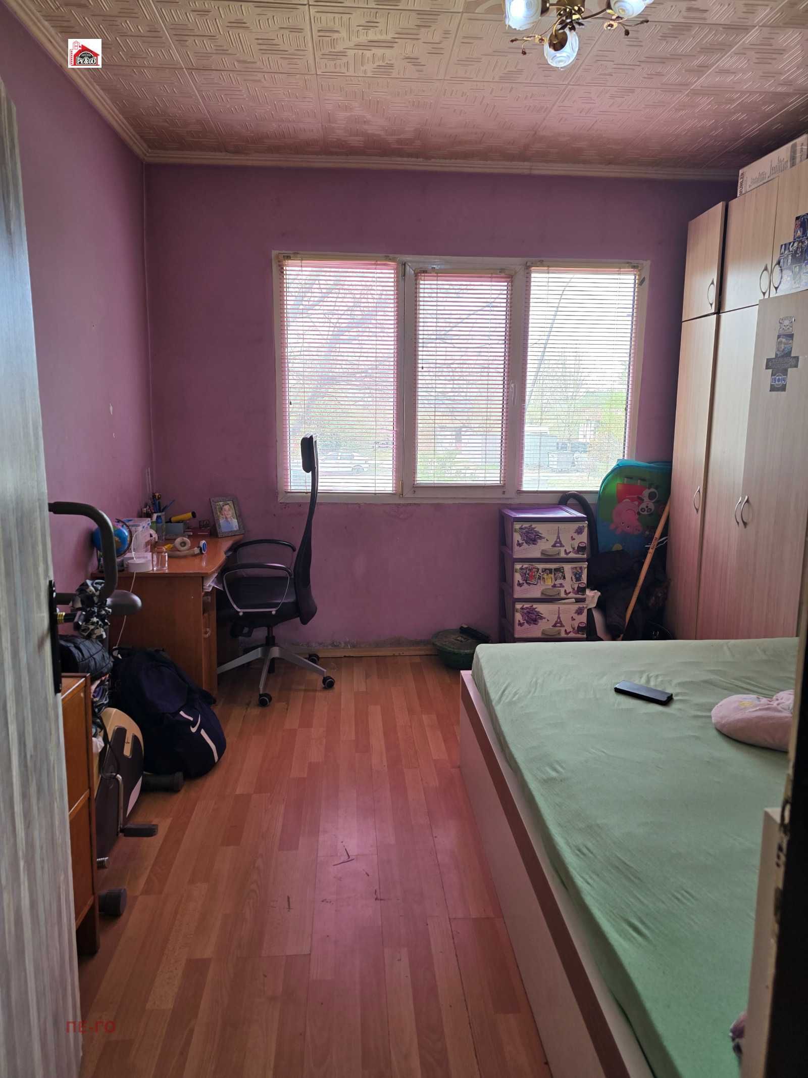 Продава се тристаен апартамент – кв. Запад, гр. Пазарджик