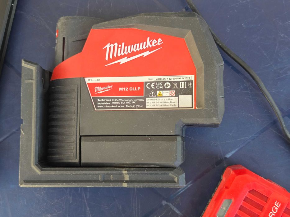 Milwaukee M12 CLLP Зелен Комбиниран Лазерен Нивелир с Отвесни Точки
