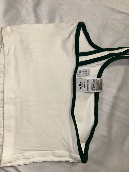 Продавам оригинално спортно горнище на Adidas.