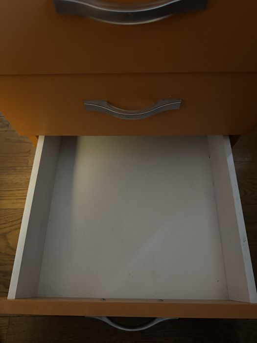 Скрин с 4 чекмеджета на колелца