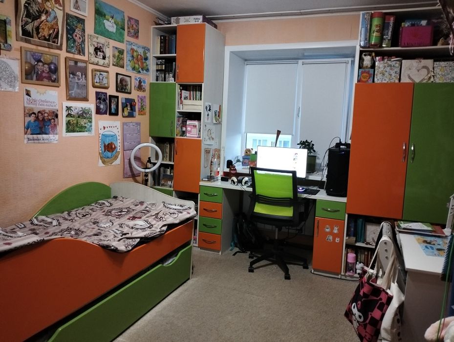 Детский гарнитур: пенал, стол, шкаф для одежды