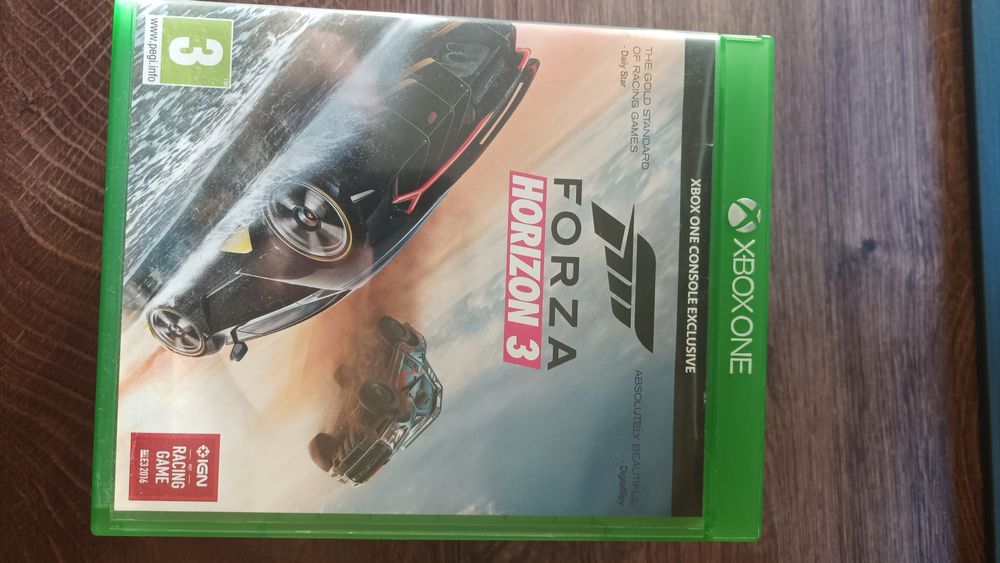 Xbox one x с 10 игри и 1 джойстик
