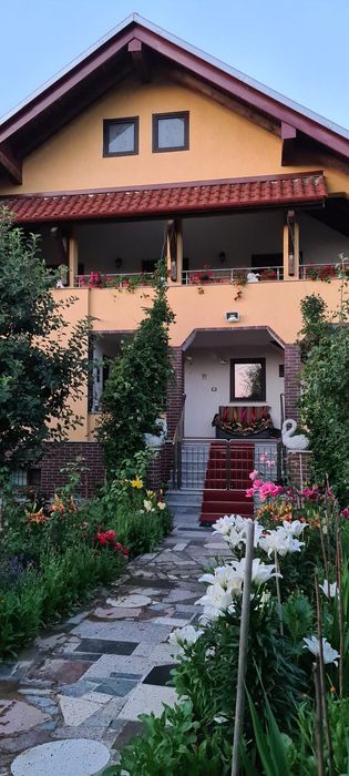 De vânzare casa plus terenul aferent total 6900 m2 preț 350000 euro