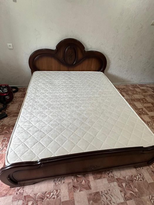 кровать с матрасом