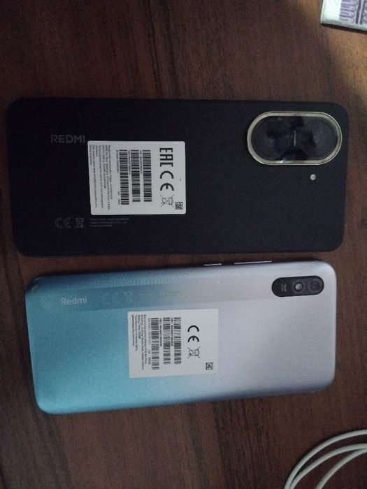 2телефона, 1 неработающий,  работает 1 (редми 9а)