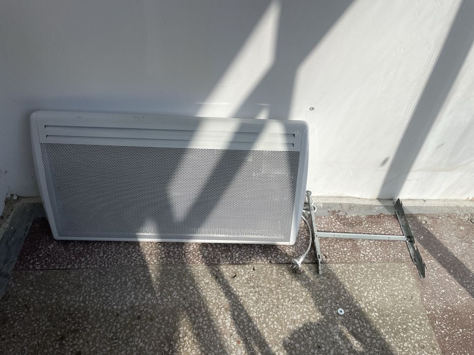 Radiator electric perete