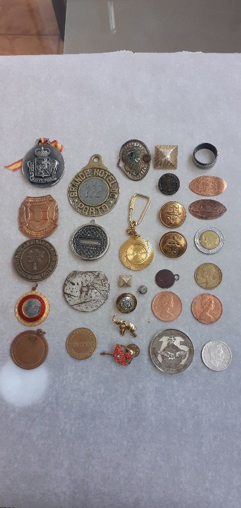 Vând moneda argint 200 lei 1942 + alte medalii ,jetoane,insigne