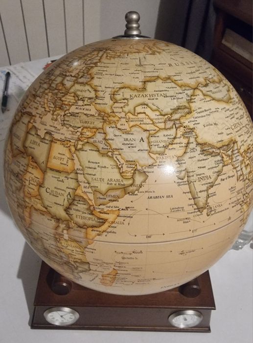 глобус  с часами