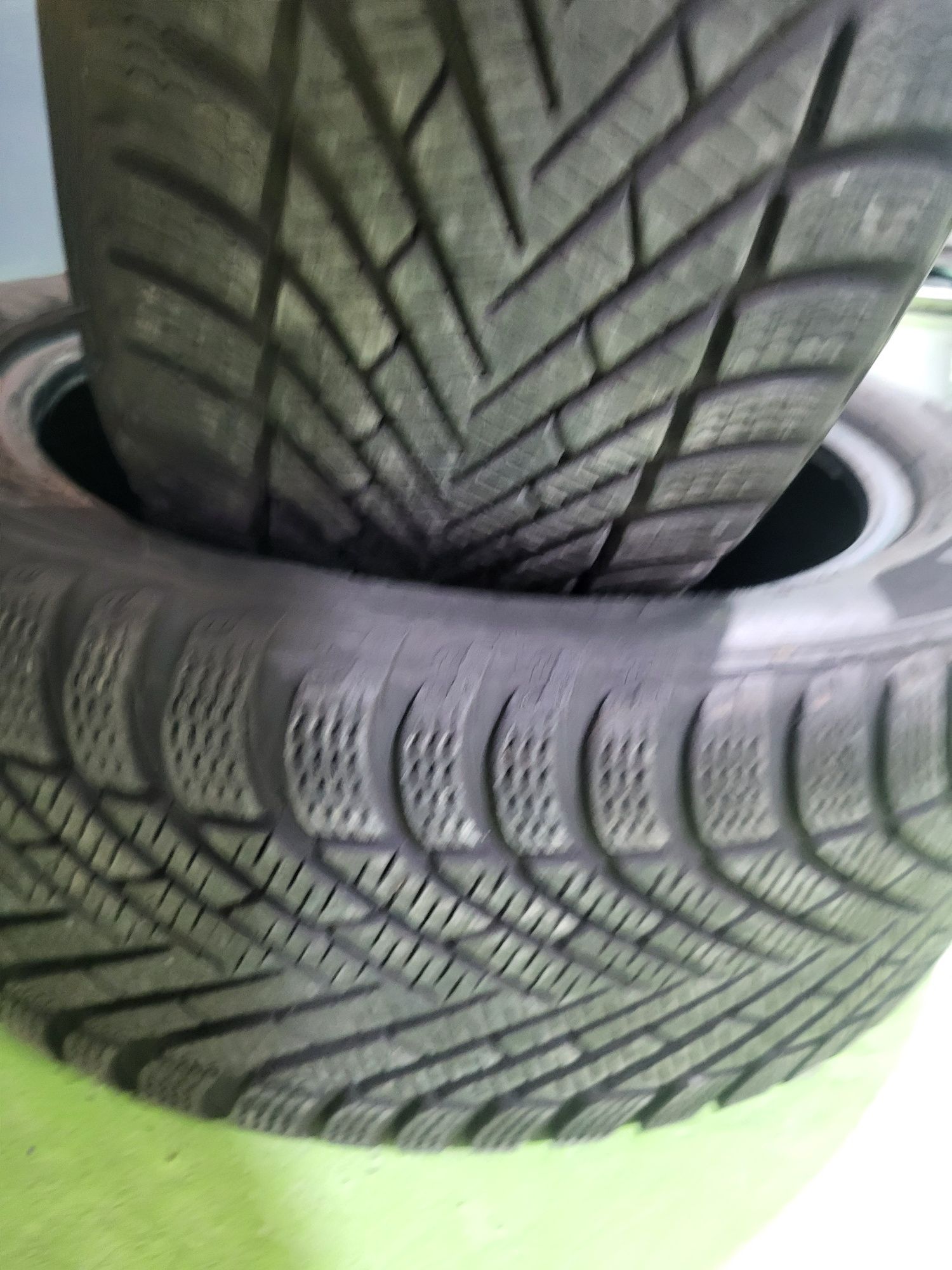 2 бр зимни 215/50/17 Pirelli
