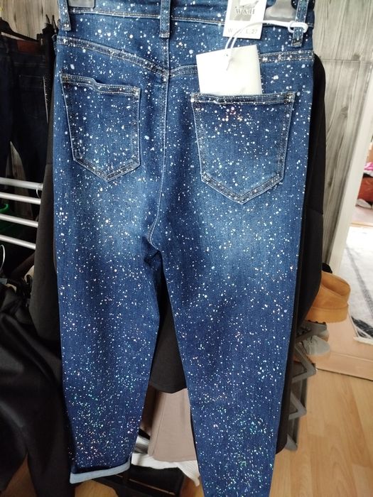 Дънки с камъни, балон и mom fit