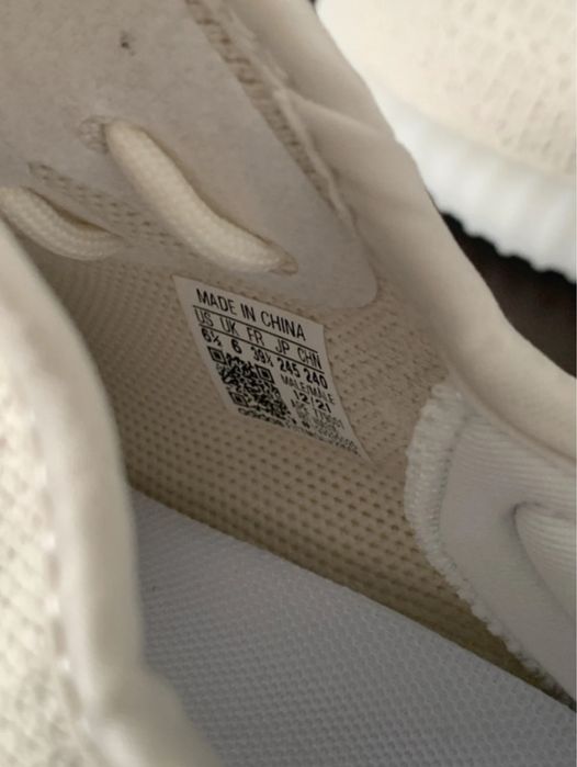 Yeezy 350 noi cu eticheta