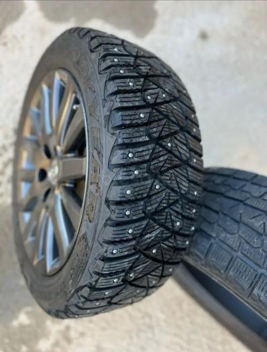 Продам зимние шипованные резины Goody year