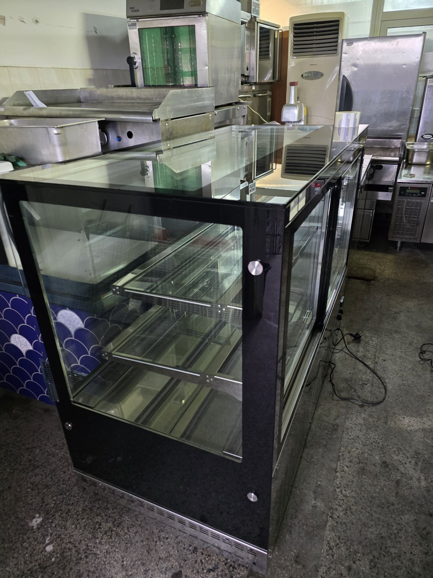 Хладилна витрина за торти 150на120на74см  6800лв инокс 2023г