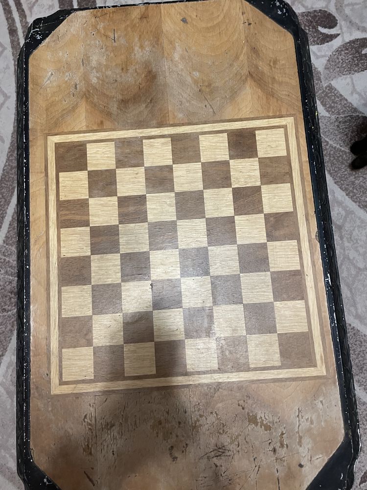 Старинный шахматный стол