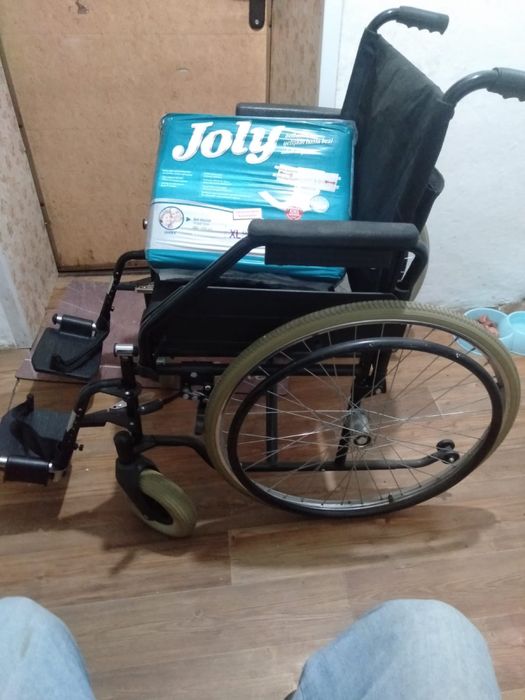 Продам механическую инвалидную коляску и памперсы
