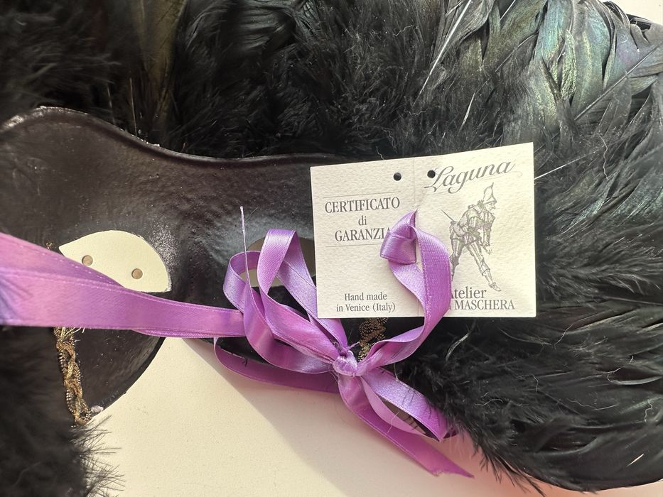 Оригинална маска с пера от Венеция