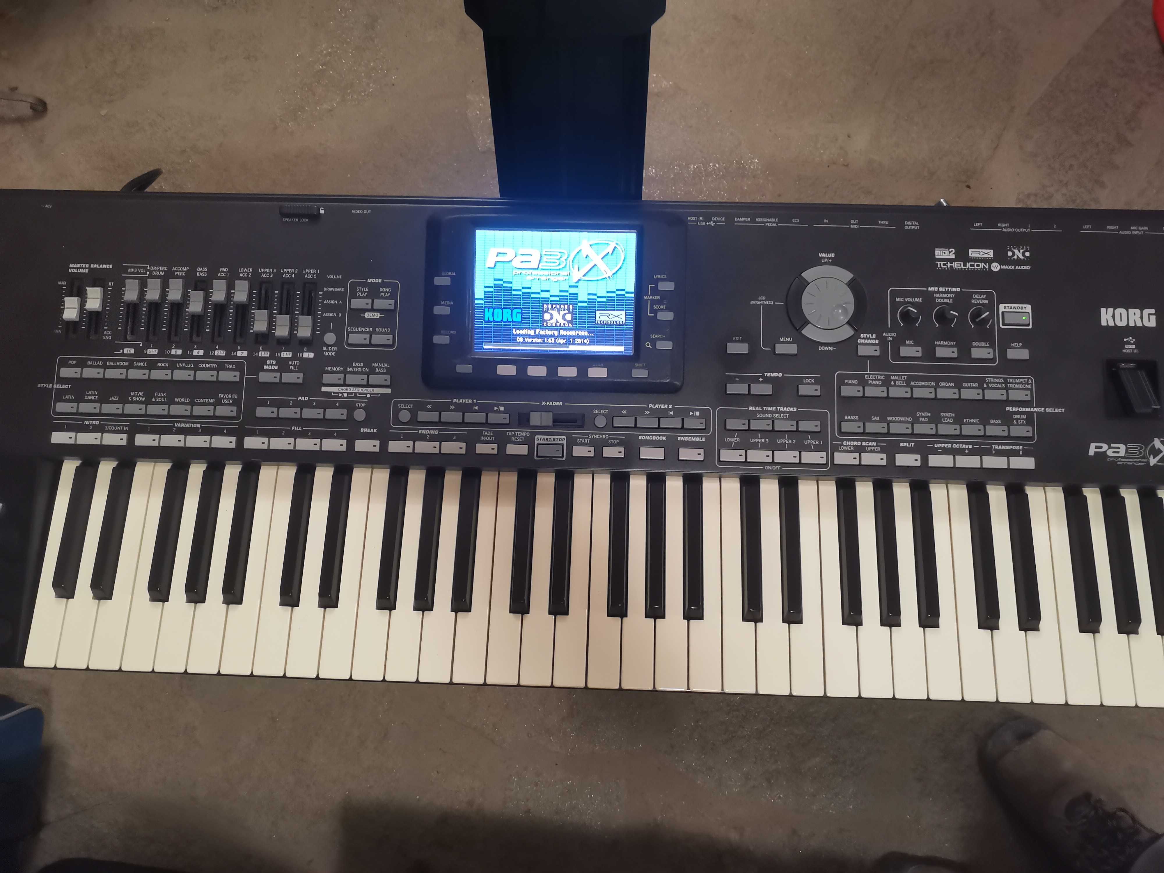 Korg pa3x 256 RAM с педал и кейс Gator - твърд