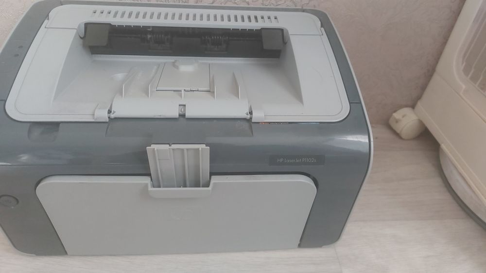 Продам принтер б/у с картриджем hp1102s