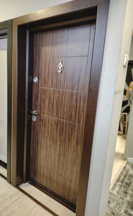 Входна блиндирана врата