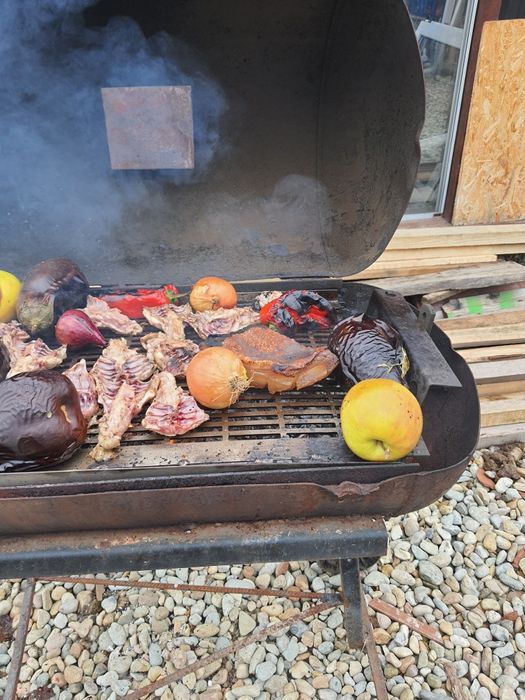 Grătar afumătoare pe lemn