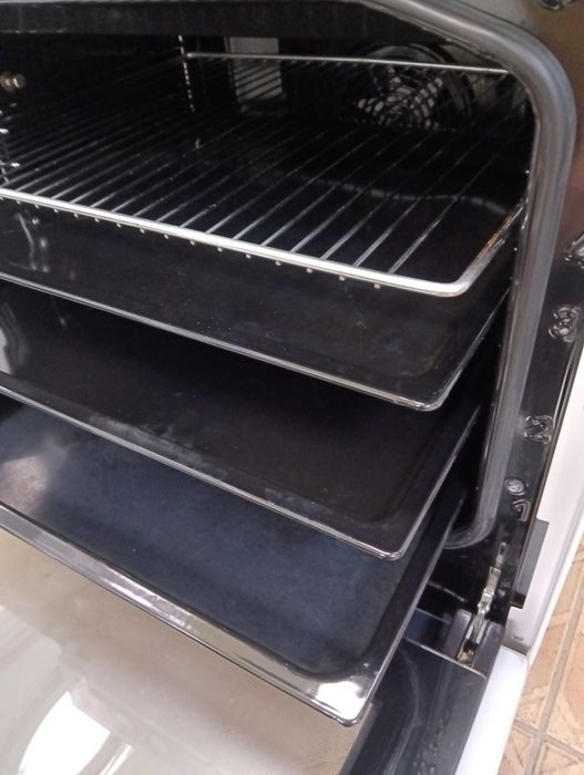 Свободно стояща печка с керамичен плот Gorenje с 2 години Гаранция