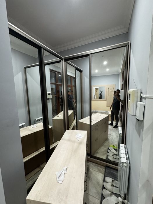 Угловой зеркальный шкаф купе