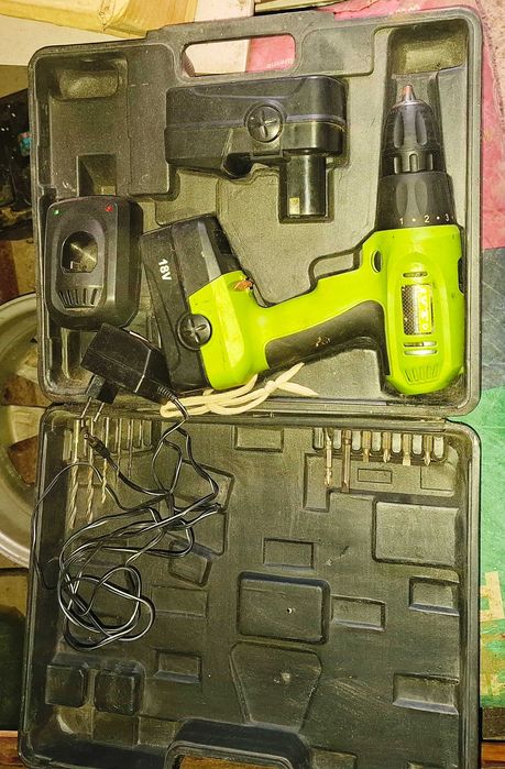 Продам (не рабочий) шуруповерт на запчасти