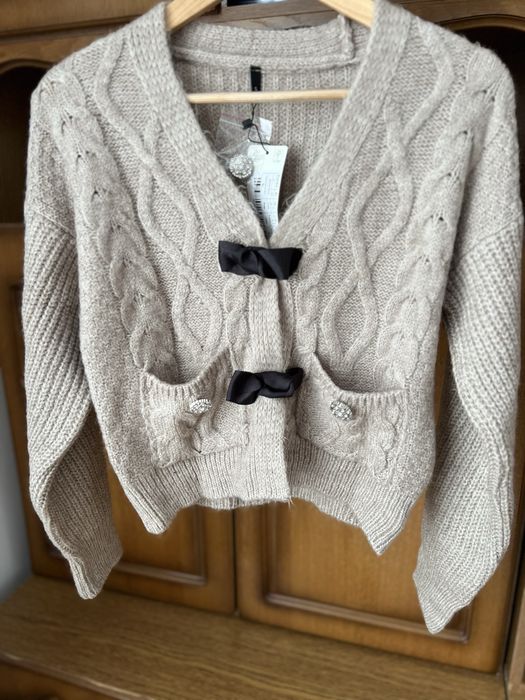 Pulover tricotat cu nasturi tip bijuterie
