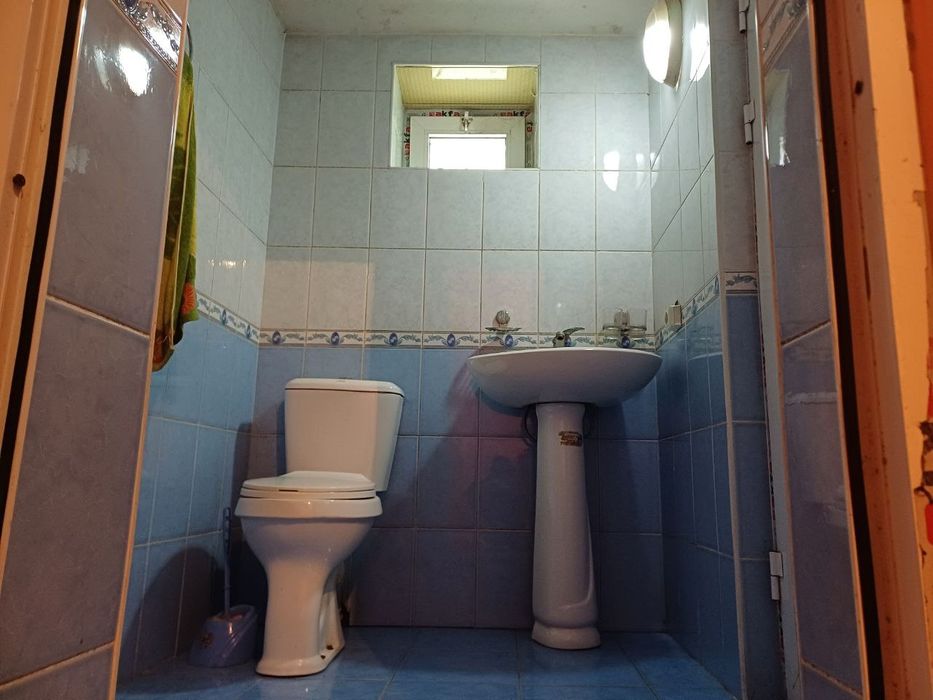 Andijon viloyatining Asaka tumanida yaxshi ahvollari zoʻr uy sotiladi.