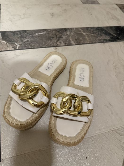 Бели сандали на ток и бели чехли