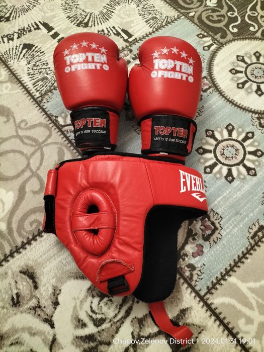 Боксёрская перчатки и шлем