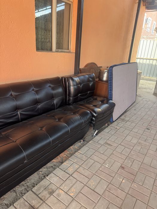 Диван для офиса,черный ,мягкий .