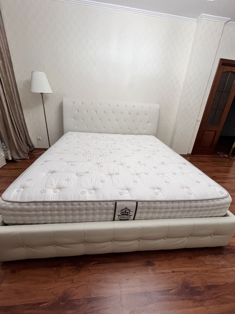 Продается кровать с матрасом в отличном состоянии