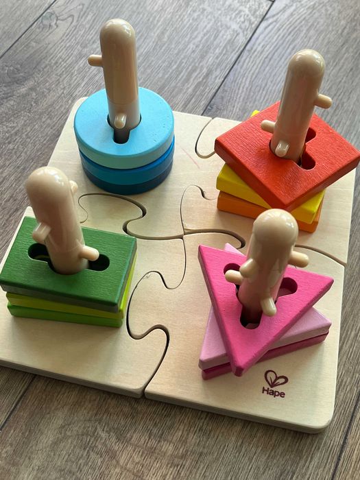 Дървен пъзел HaPe International - с фигури за нанизване