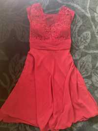 Червена копринена рокля