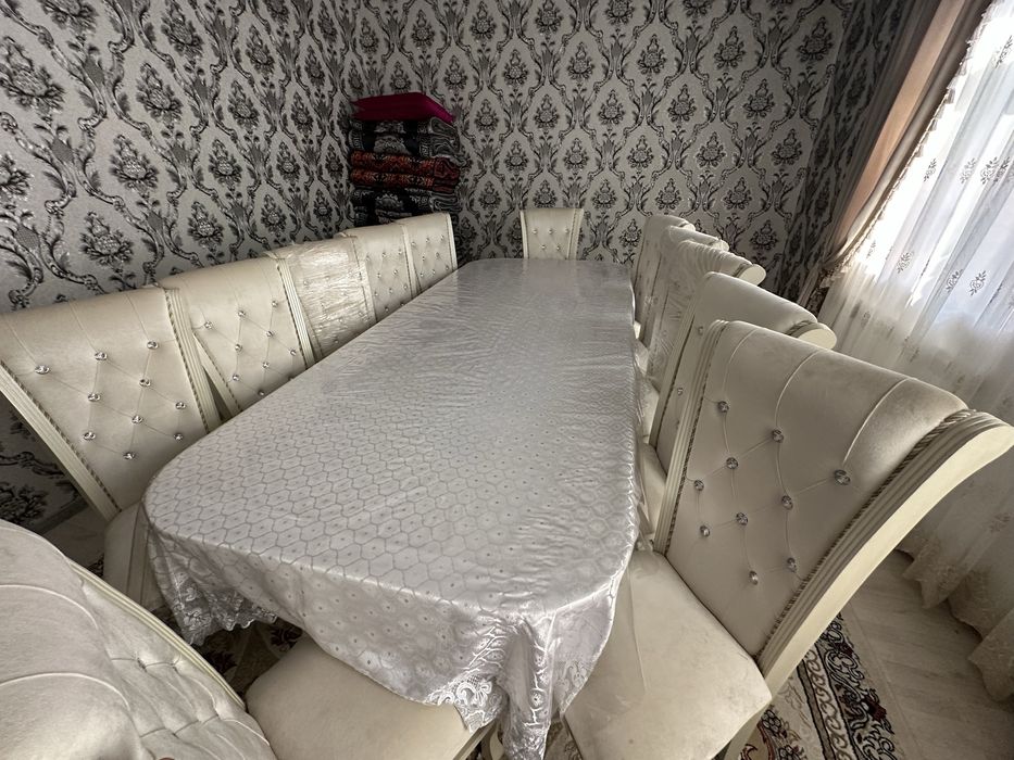 Продается обеденный  гарнитур на 12 персон + декоративные стойки.