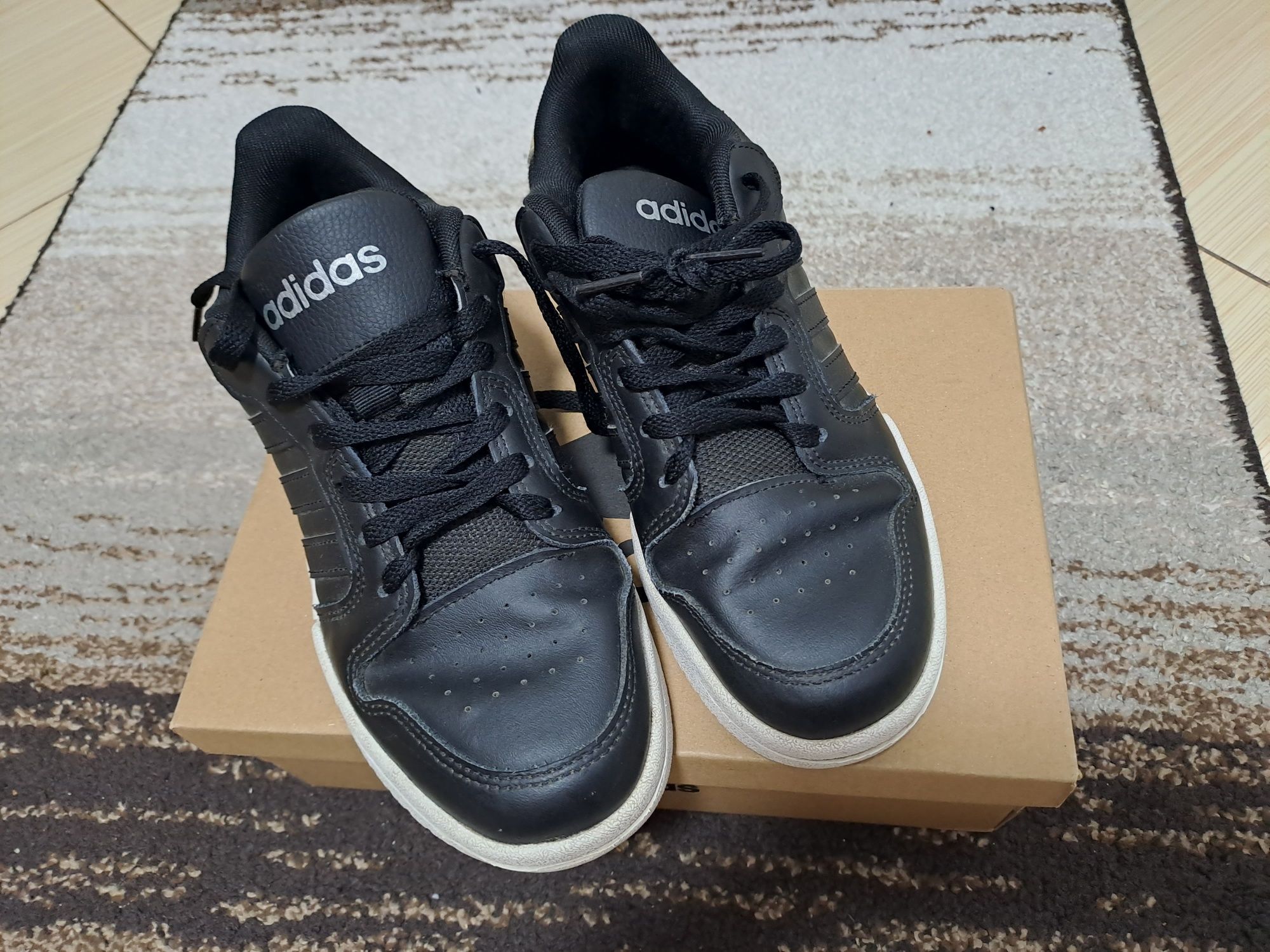 Pantofi sport marca Adidas