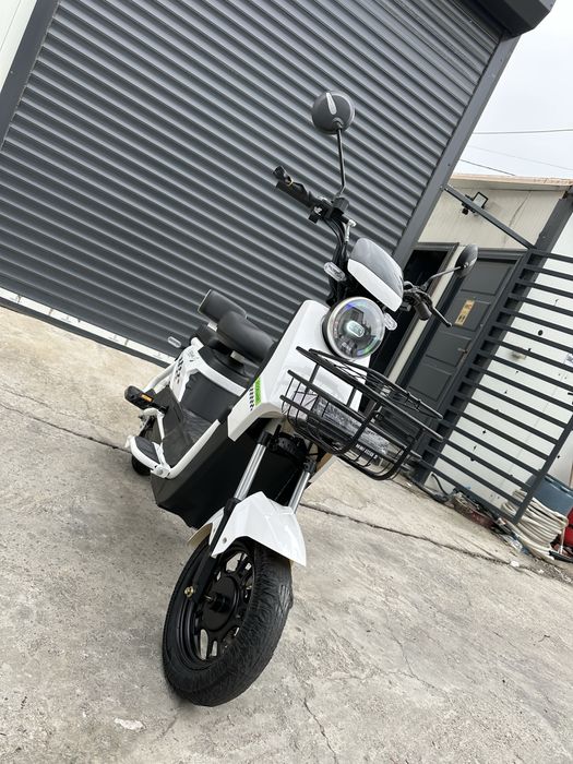 scuter electric model cu cartelă 2025