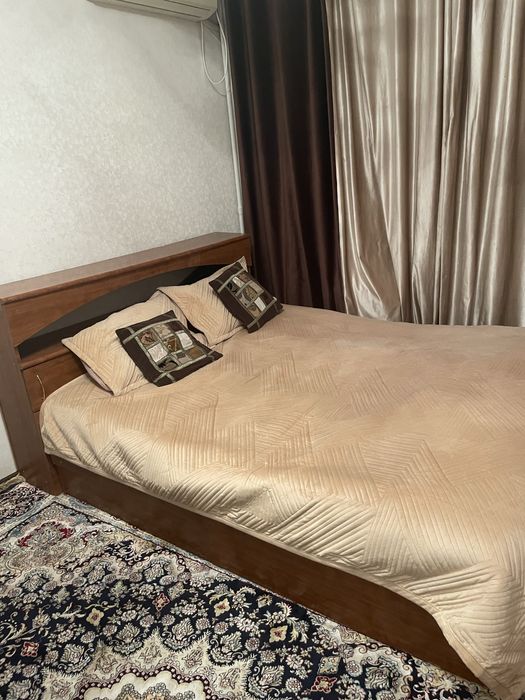 Продается двухспальная кровать с прикроватным блоком ( камод) б/у