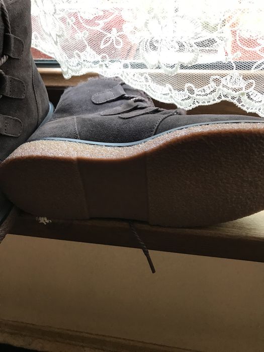 Продаю женские ботинки