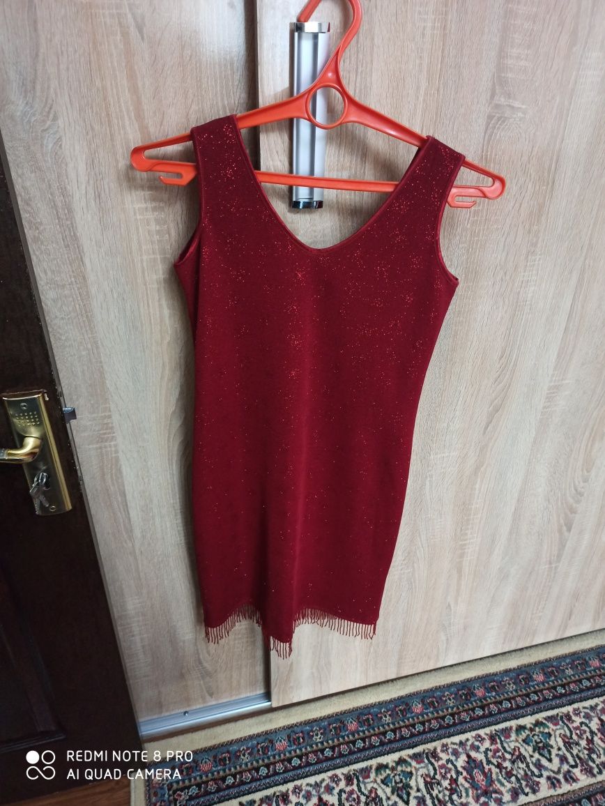 Бордовое короткое платье с люрексом