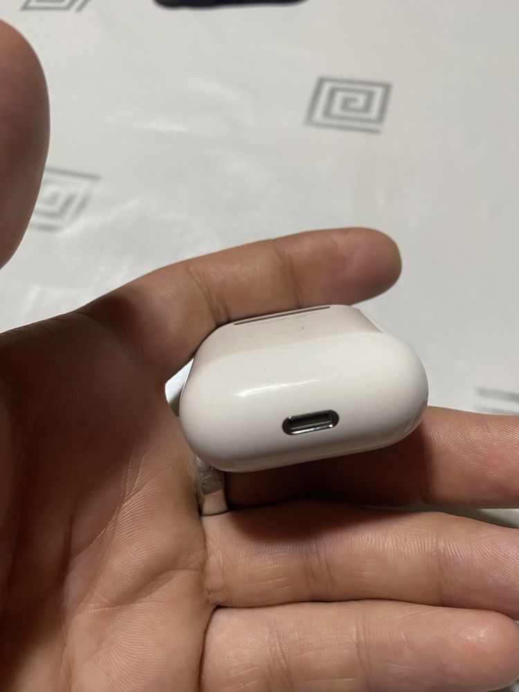 На продаже Airpods-2