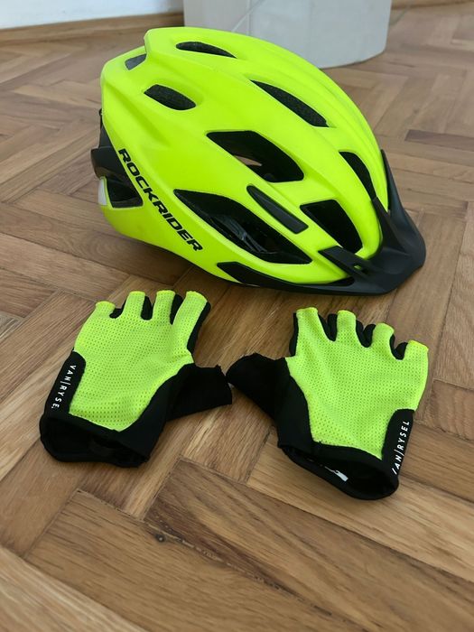 Vând echipament de ciclism pt copii,casca și mânuși, stare impecabila.