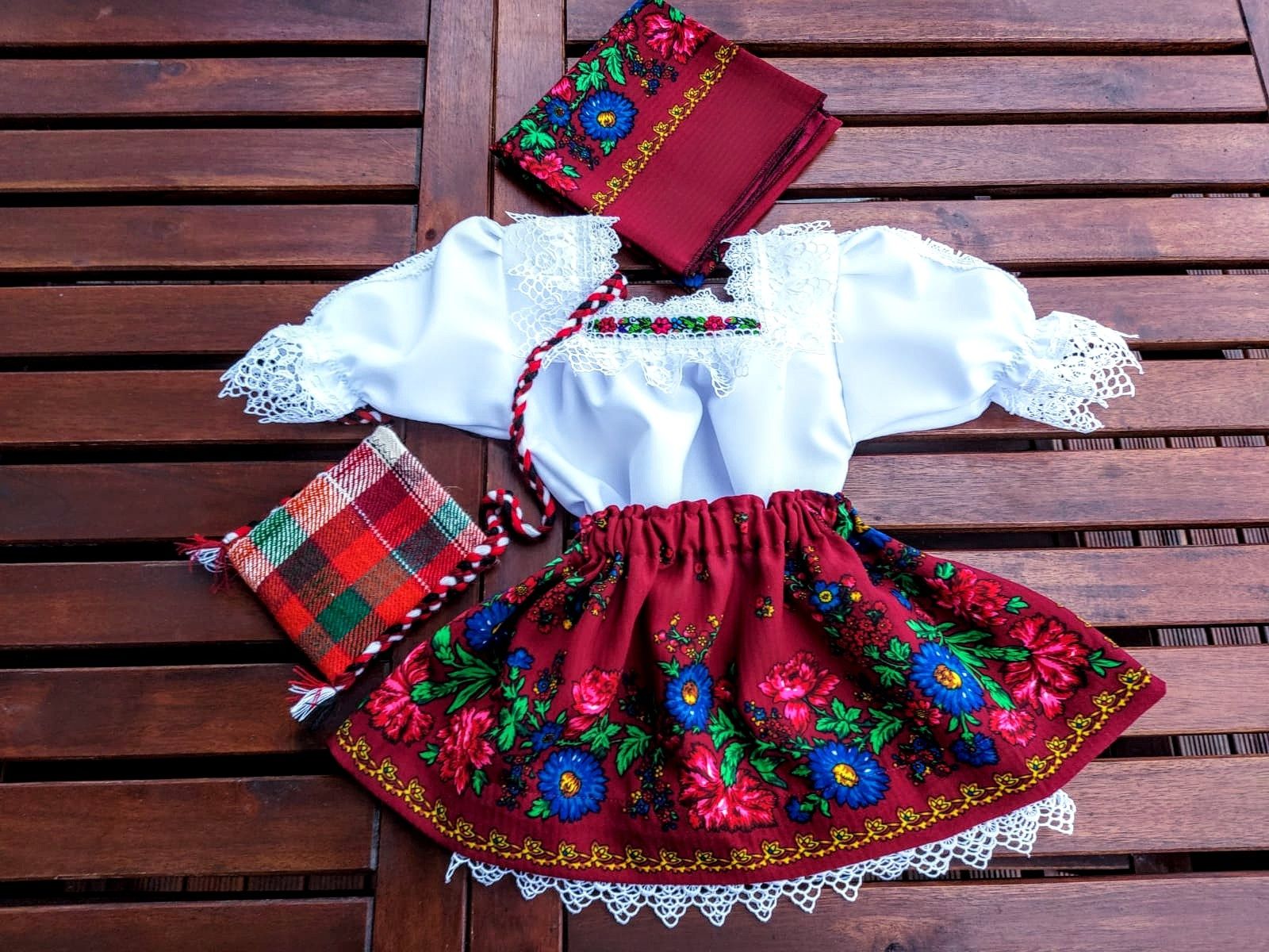 Costum popular fetite de Maramures cu opinci și brau