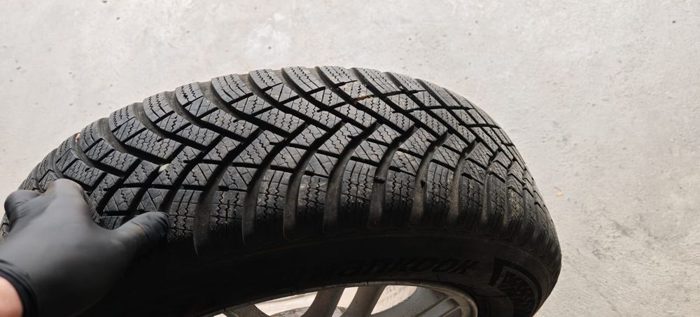 Vând 4 roți iarnă echipate complet cu jante de aliaj
Se potrive
