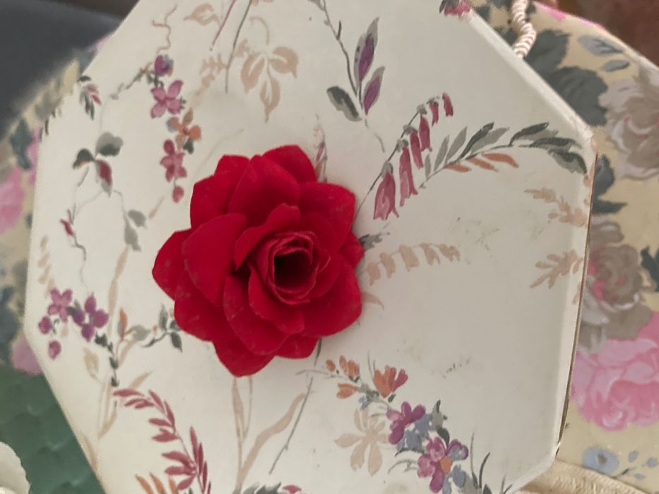 Cutiuță bijuterii și clama