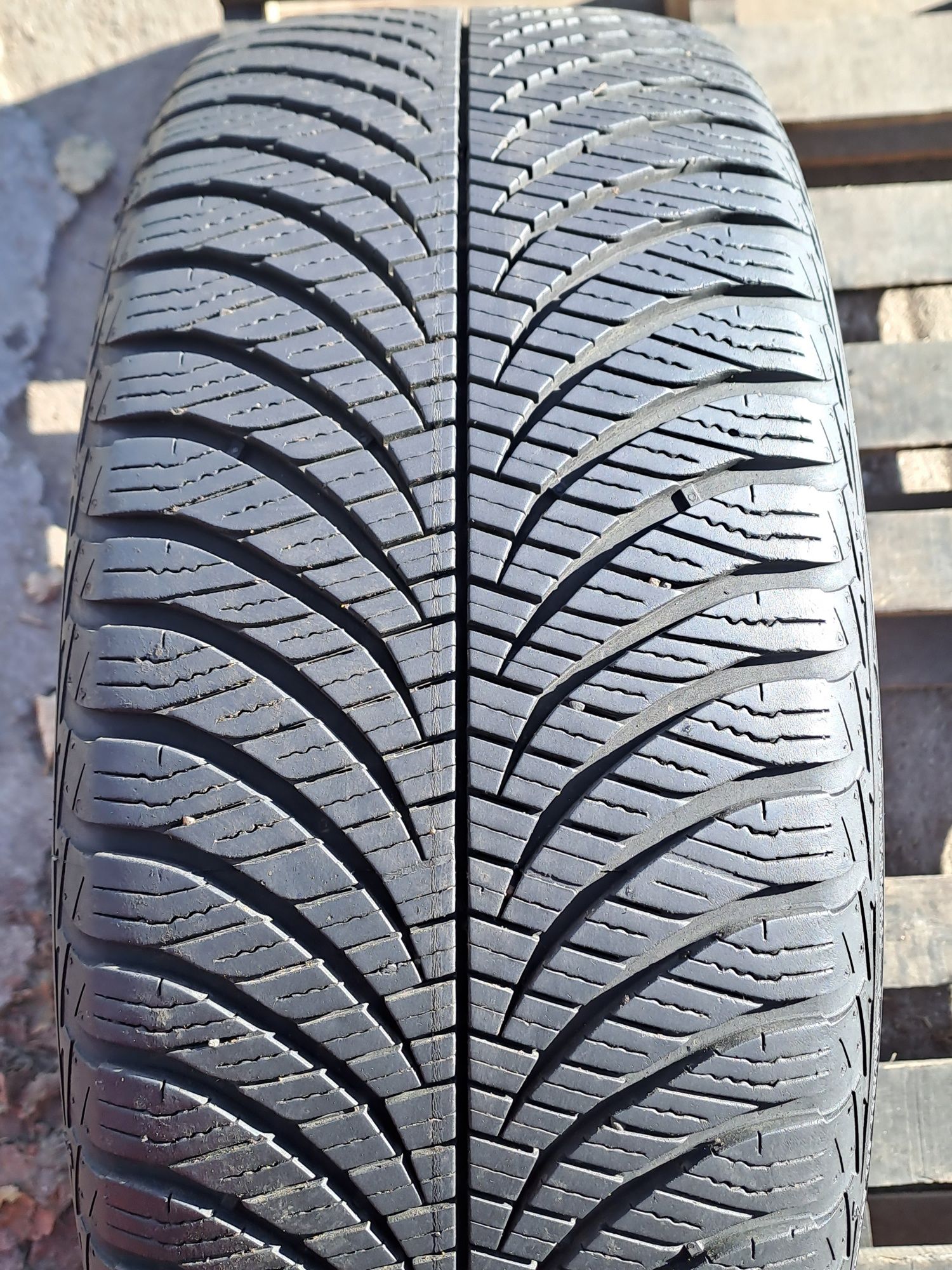 1бр. 225/55/17 Goodyear Vector 4 Seasons