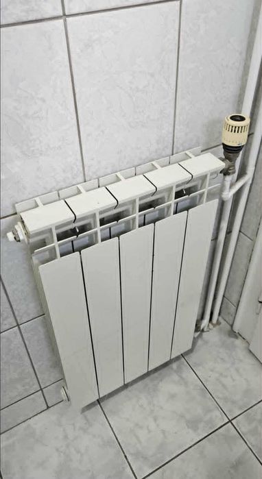 vand 2 calorifere cu robinet termostatat