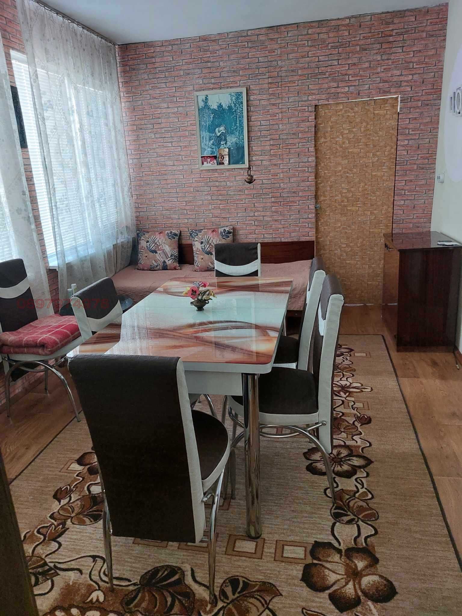 Къща с двор и гараж