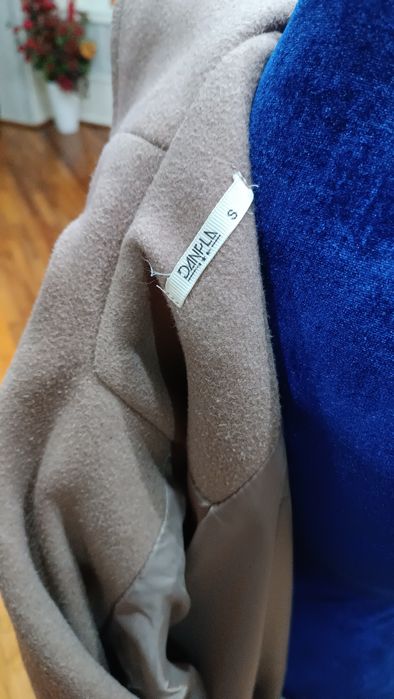 Польто женское молочное.